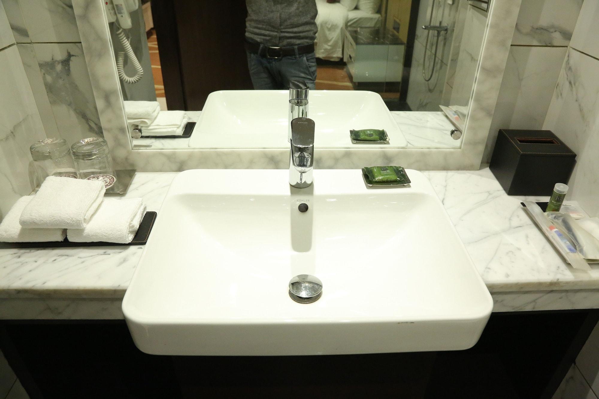 Radisson Lucknow City Center Экстерьер фото