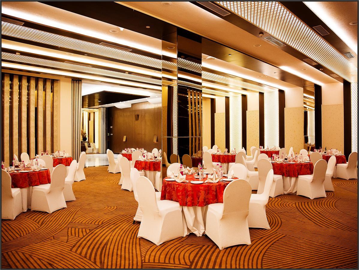 Radisson Lucknow City Center Экстерьер фото